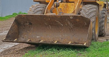 İnşaat alanında bir ekskavatör Kepçe