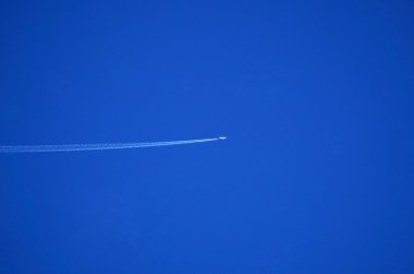 Mavi gökyüzünde bir uçak