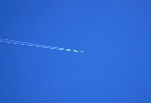 Plano en el cielo azul — Foto de Stock