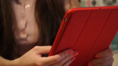 Kız app bilgisayar tablet geceleri kullanır