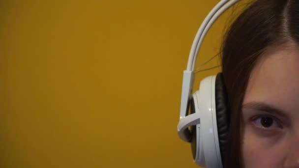 Retrato de una joven en auriculares blancos — Vídeos de Stock
