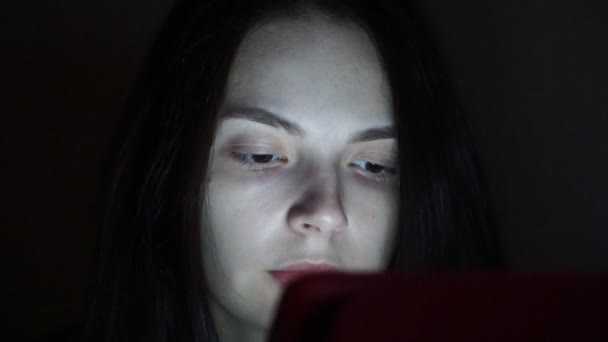 Fille utilise l'application dans la tablette d'ordinateur la nuit — Video