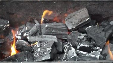 mangal içinde yanan kömürlerin