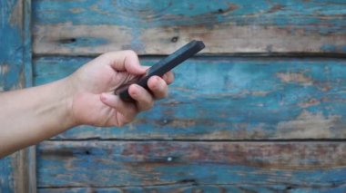 Kadın yazarak sms, sosyal ağlarda iletişim