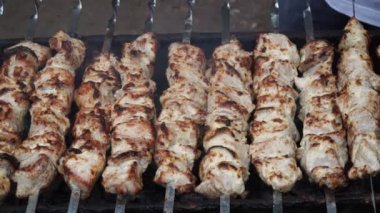 bir adam şişleri niteliğine pişirir