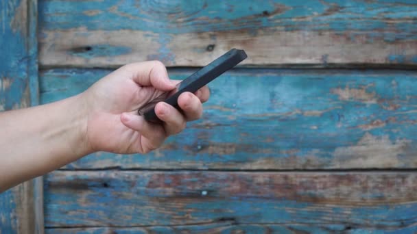 Femme dactylographier sms, communiquer dans les réseaux sociaux 