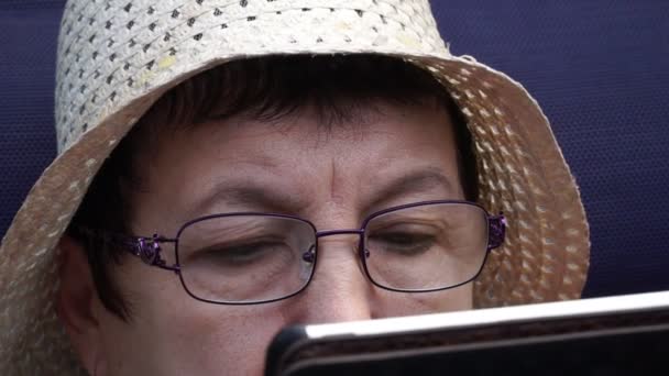 Donna seduta nel cortile e gode il tablet — Video Stock
