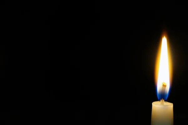 Égő gyertya elszigetelt fekete — Stock Fotó