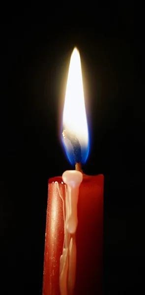 Горящая свеча, изолированная на черном — стоковое фото