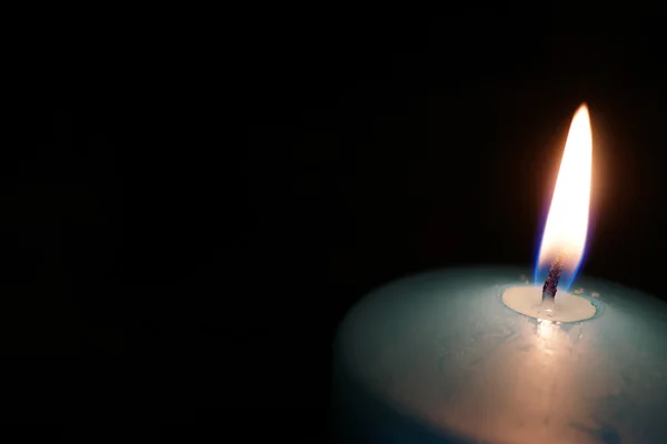 Brinnande ljus isolerade på svart — Stockfoto