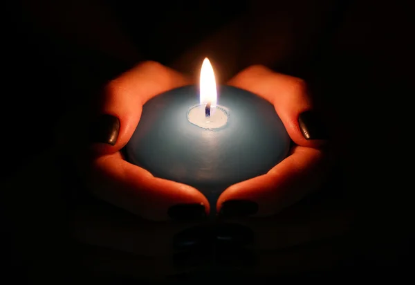 Brennende lys i hendene – stockfoto