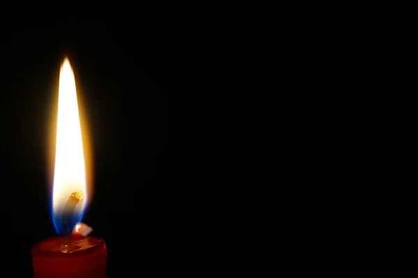 Палаюча свічка ізольована на чорному — стокове фото