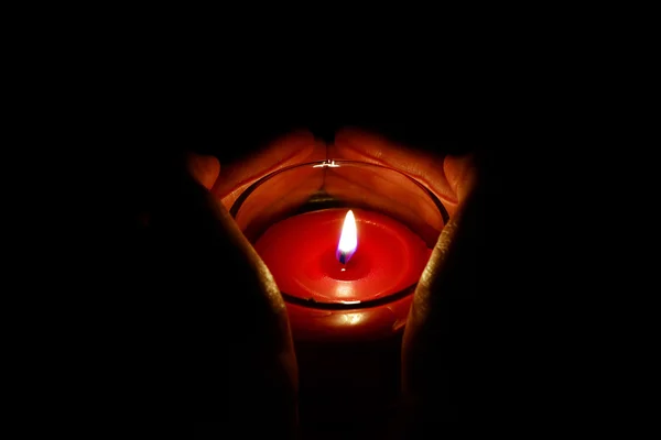 Queimando vela nas mãos — Fotografia de Stock