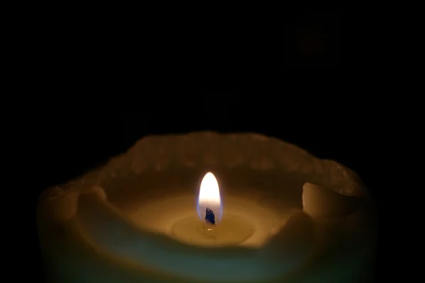 Vela ardente isolada em preto — Fotografia de Stock