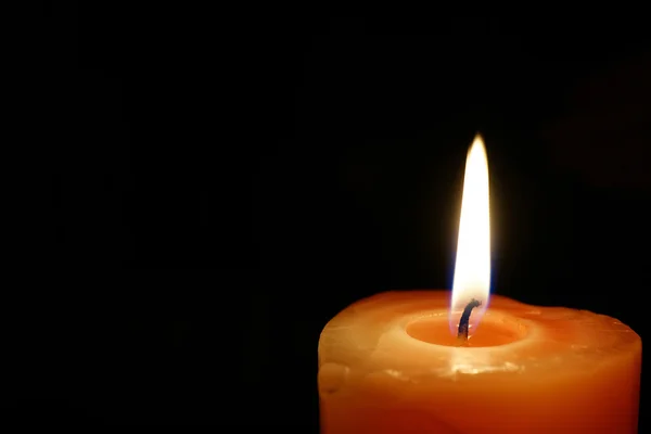 孤立在黑色的蜡烛烧 — 图库照片#