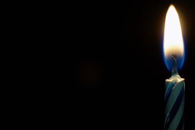 Yanan Mum üzerine siyah izole