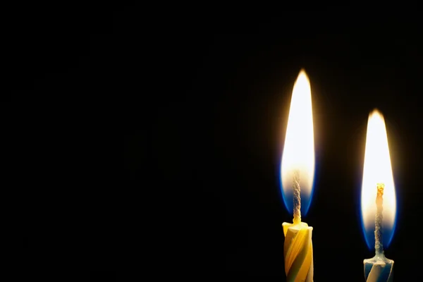Палаюча свічка ізольована на чорному — стокове фото