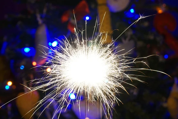 Sparklers no fundo da árvore de Natal — Fotografia de Stock