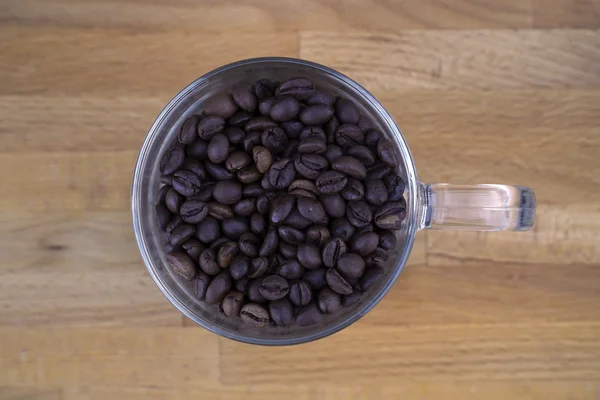 Kaffeebohnen in ein Glas gegossen — Stockfoto