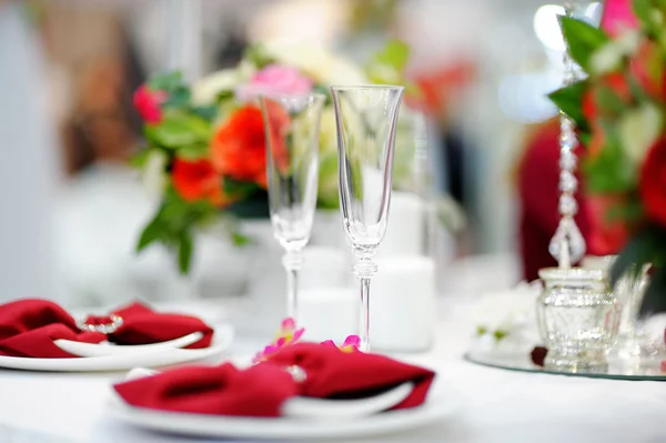 Elegante conjunto de mesa roja —  Fotos de Stock