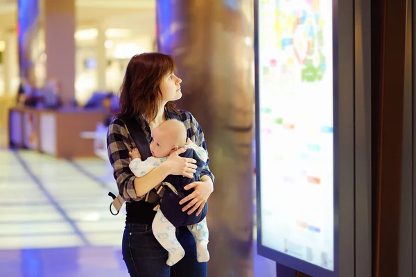 Mujer con su bebé en un centro comercial — Foto de Stock