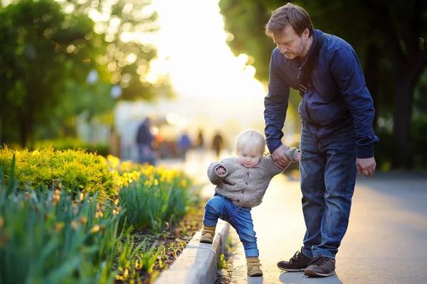 Отец и его сын в летнем парке — стоковое фото
