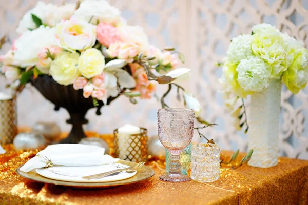 Elegante conjunto de mesa de ouro — Fotografia de Stock