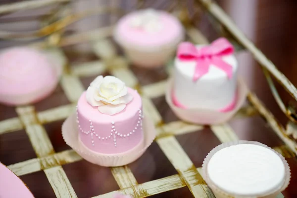 Roze huwelijk cupcakes — Stockfoto