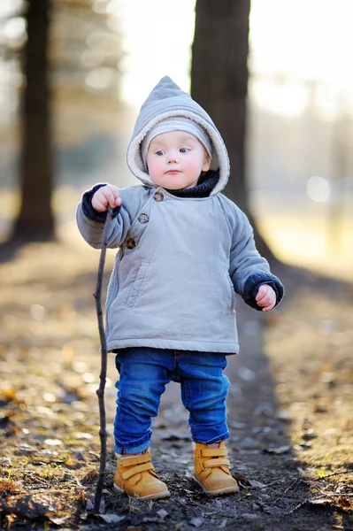 Niño pequeño caminando en el día de primavera — Foto de Stock