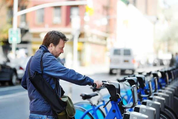 Homem levando uma bicicleta para alugar em Nova York — Fotografia de Stock