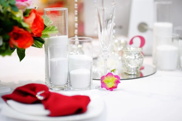 Elegante conjunto de mesa vermelha — Fotografia de Stock