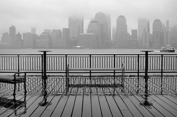 De skyline van New York stad op een regenachtige dag — Stockfoto