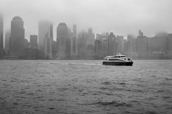New York City skyline on a rainy day — Stock Photo, Image