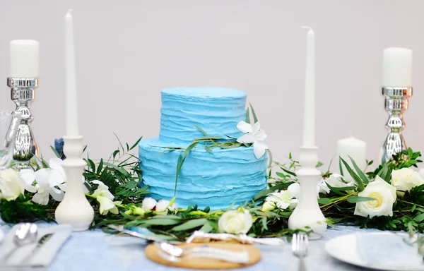 Eleganter gedeckter Tisch mit Kuchen auf Hochzeitsfeier — Stockfoto