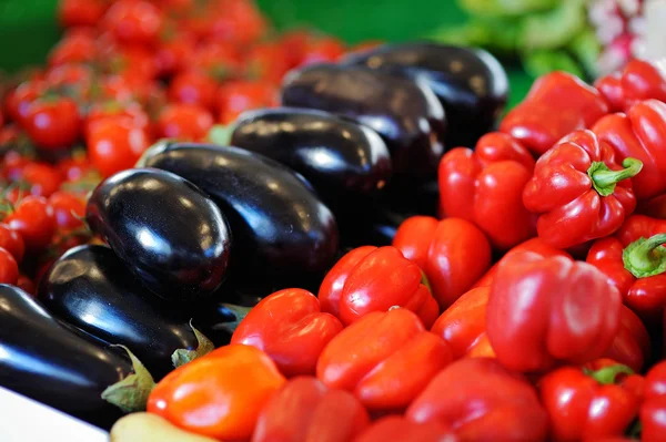 Färsk paprika och aubergine på marknaden för jordbruksprodukter — Stockfoto
