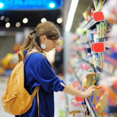 süpermarket adlı genç bir kadın 