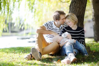 Güneşli Park onların bebek ile anne