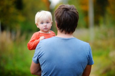 Yürümeye başlayan çocuk oğluyla baba