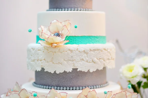 Lahodné bílé a šedé svatební nebo narozeninový dort — Stock fotografie