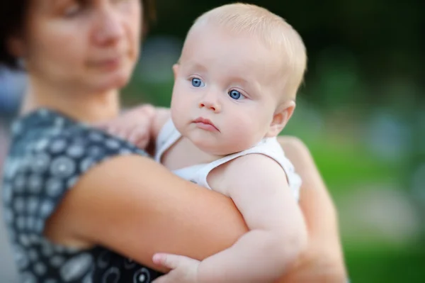 Žena a její malý vnuk — Stock fotografie