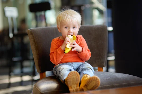 Toddler boy eating banana — Stock Photo, Image