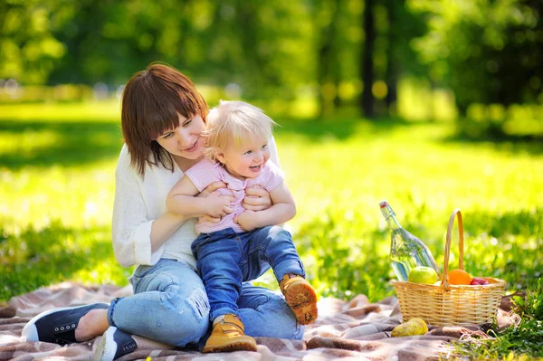 Schöne junge Frau und ihr entzückender kleiner Sohn — Stockfoto