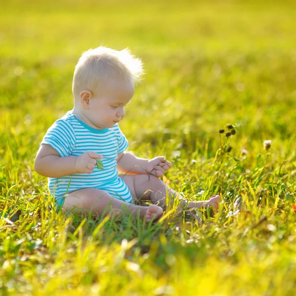 Liten pojke — Stockfoto