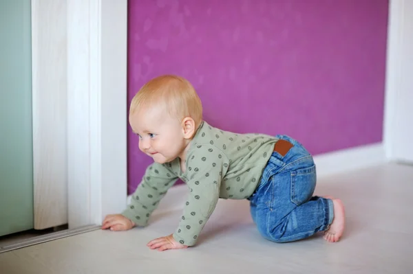 Pequeno bebê em casa — Fotografia de Stock