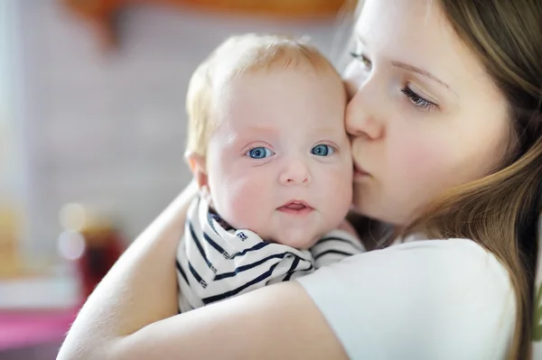 Молодая мать со своим сладким новорожденным — стоковое фото