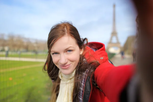 Жінка, беручи selfie поблизу: Ейфелева вежа — стокове фото