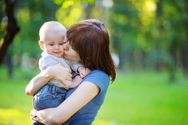 Молодая женщина со своим малышом — стоковое фото