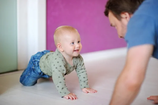 Pequeno bebê brincando com seu pai — Fotografia de Stock