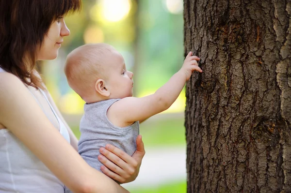 Joven madre con su pequeño hijo — Foto de Stock