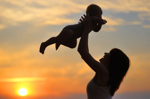 Mulher com bebê pequeno como silhueta — Fotografia de Stock